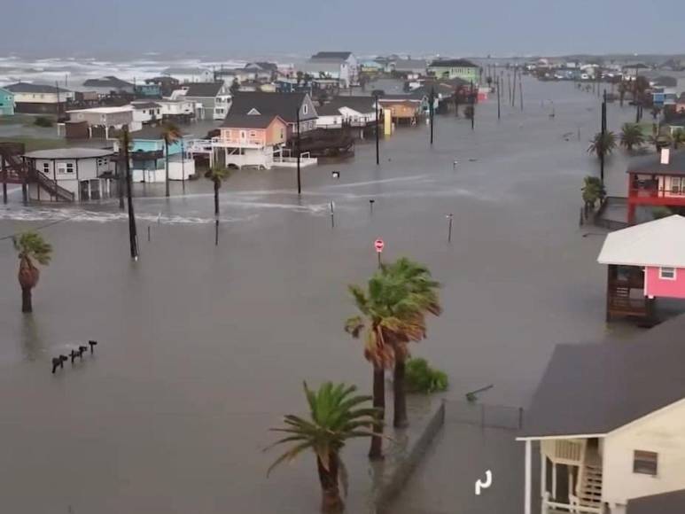 Tormenta Alberto inunda a Surfside Beach en Texas y avanza hacia México
