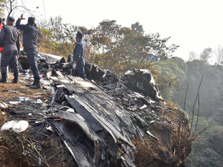 Impactantes imágenes del trágico accidente aéreo donde murieron 68 personas en Nepal