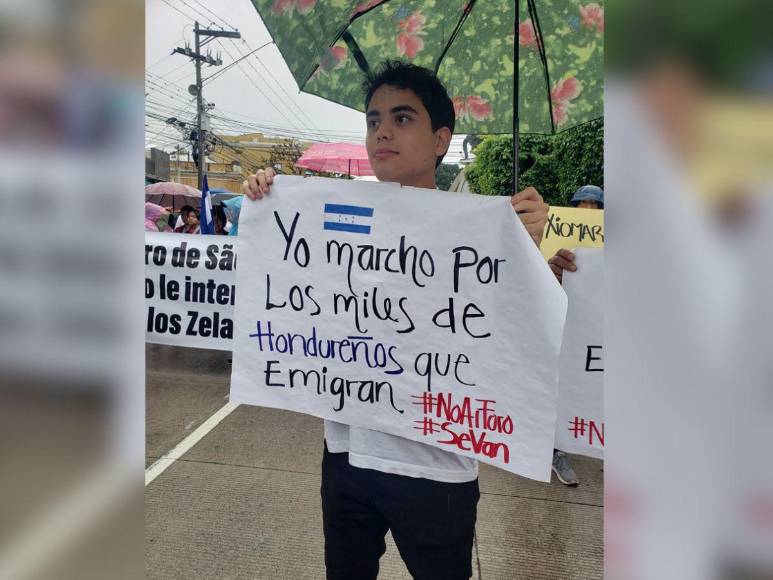 Bajo la lluvia, “Ejército Ciudadano de Paz” marcha contra el Foro de Sao Paulo