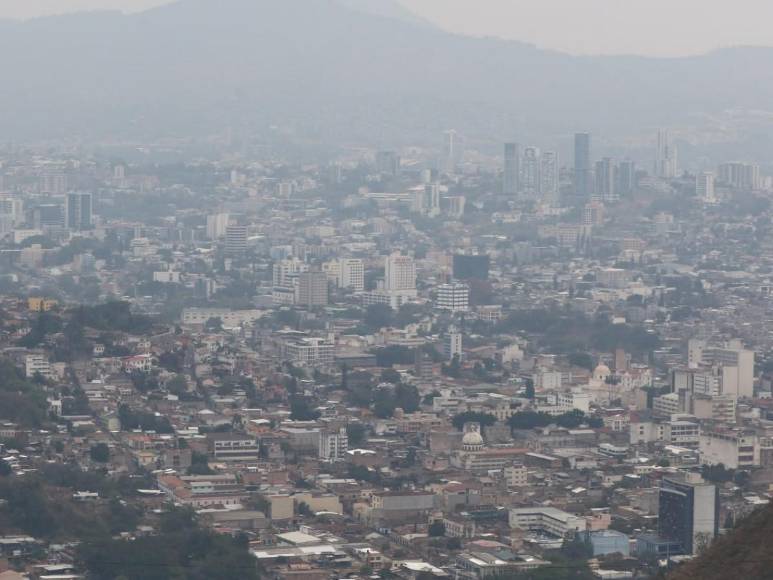 Así se ve la capital escondida en una nube de humo