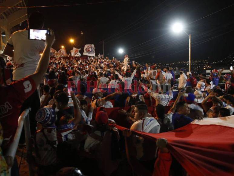 ¡Es imperdible! Así fue la espectacular llegada de la Ultra Fiel al Estadio Chelato Uclés; una celebración adelantada