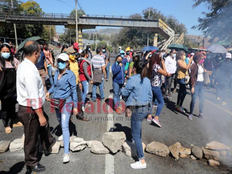 Maestros bloquean calles tras suspensión del proceso de nombramiento docente (Fotos)