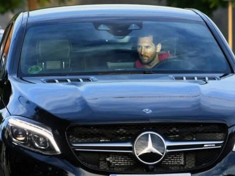 Costosos y con significado especial: Así es la colección de lujosos autos de Lionel Messi