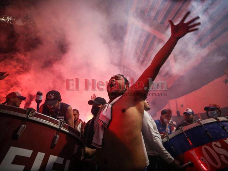 ¡Es imperdible! Así fue la espectacular llegada de la Ultra Fiel al Estadio Chelato Uclés; una celebración adelantada