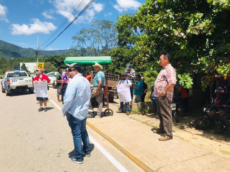 “¡Ya basta de tantos apagones!”: Así fue la toma de carretera en Campamento, Olancho