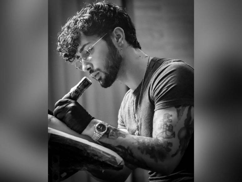 Tatuador revela que Ángela Aguilar se tatuó las iniciales de Christian Nodal