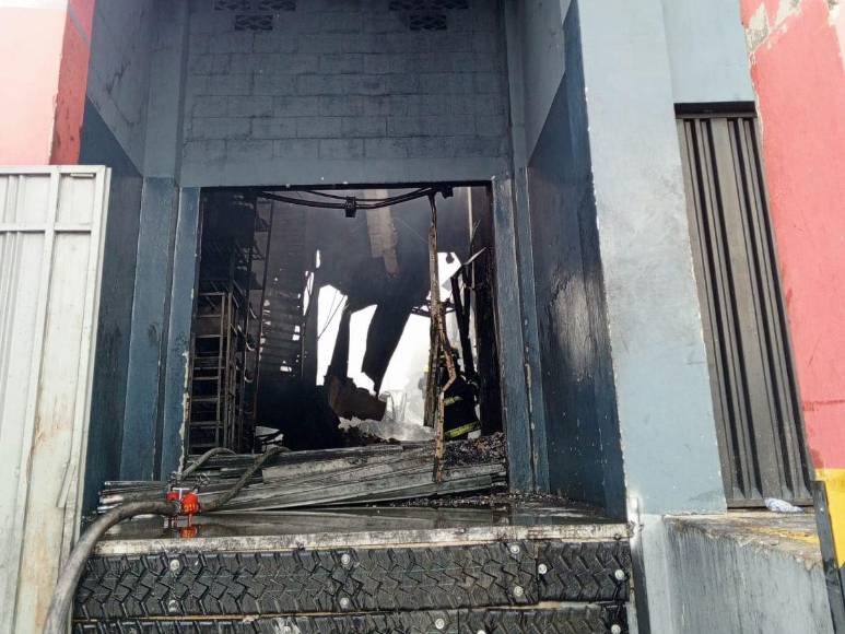 Así fueron las labores para apagar voraz incendio en El Hato