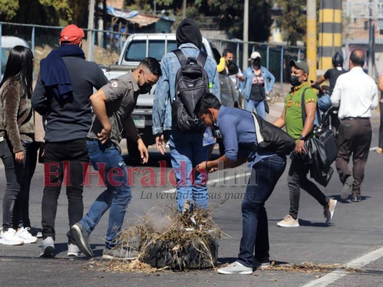Maestros bloquean calles tras suspensión del proceso de nombramiento docente (Fotos)
