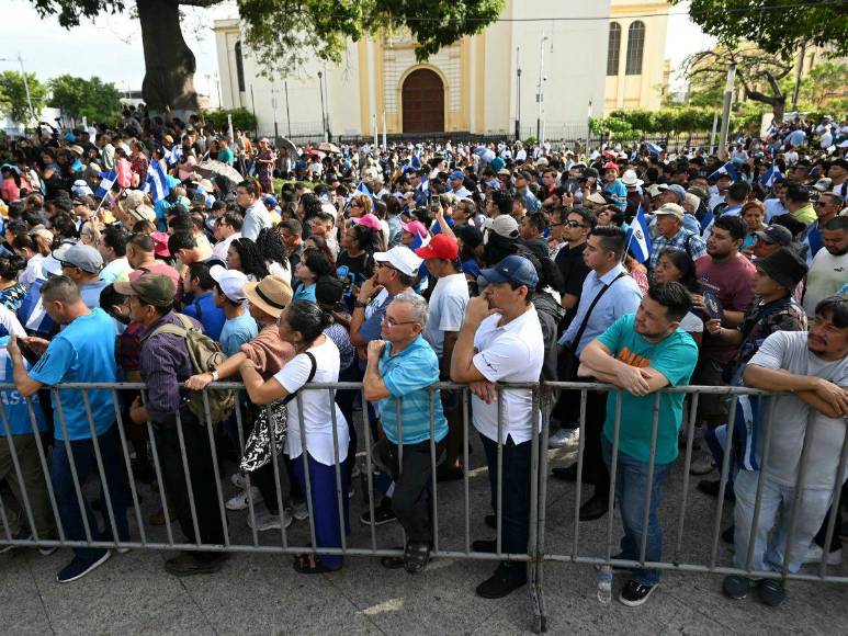 Desde el beso hasta disfraces: curiosidades que dejó la toma de posesión de Bukele