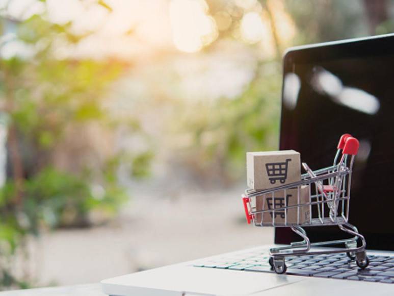 Compras compulsivas, extrañas publicaciones y sin dientes: lo último sobre el hijo de Camilo Sesto tras cambio de identidad