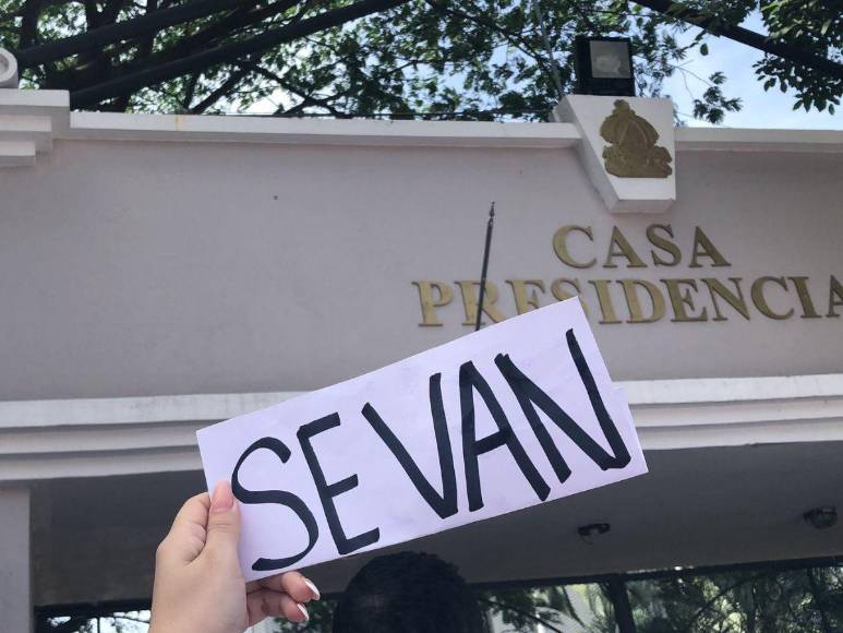 Entre denuncias de sabotaje y camisas blancas: masiva protesta del Bloque de Oposición Ciudadana