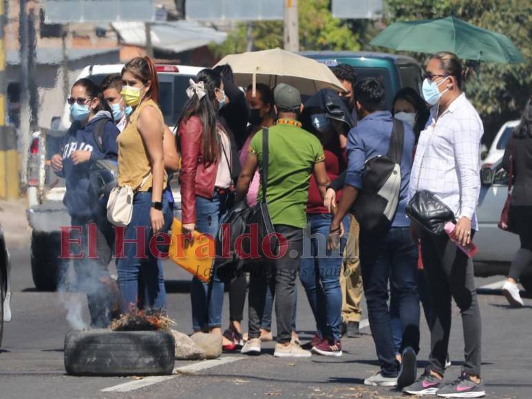 Maestros bloquean calles tras suspensión del proceso de nombramiento docente (Fotos)