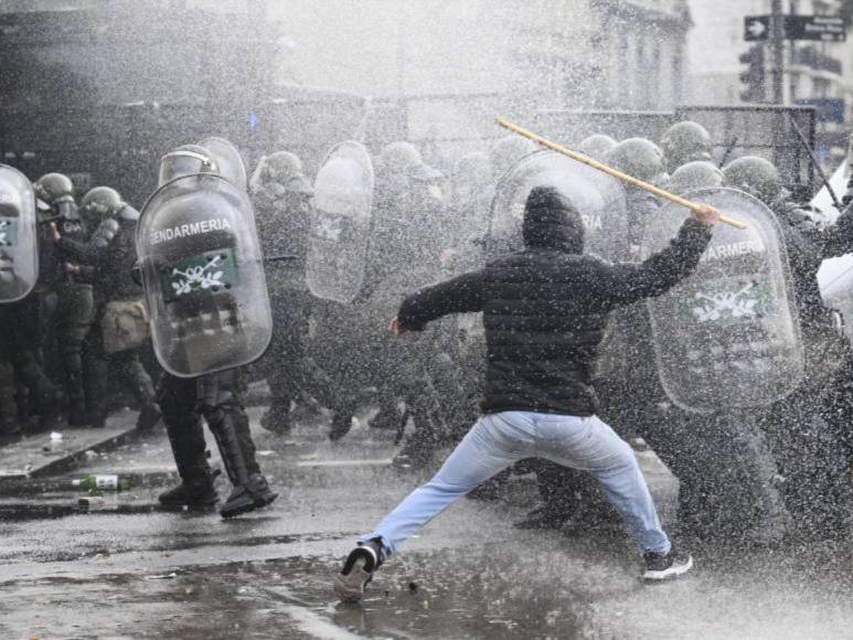 Entre disturbios y carros incendiados, manifestantes están en contra de reformas de Milei