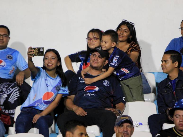 ¡Un ambiente fenomenal! Las Águilas del Motagua son recibidas por una afición viva