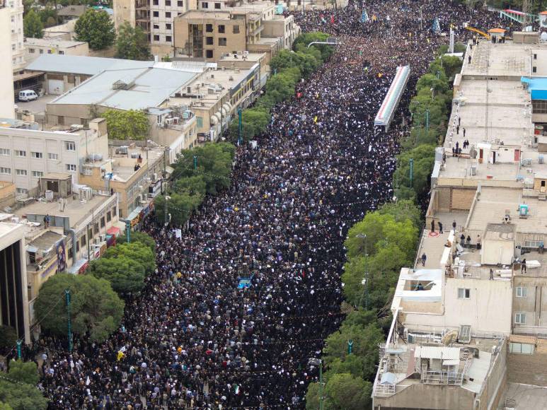Millones de personas sepultan a presidente de Irán, víctima de accidente aéreo