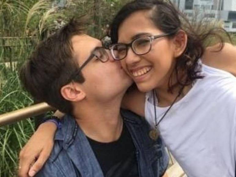 Una relación con estrictos acuerdos: así es el noviazgo de Daniel con Carmen, siamesa que comparte pelvis con su hermana