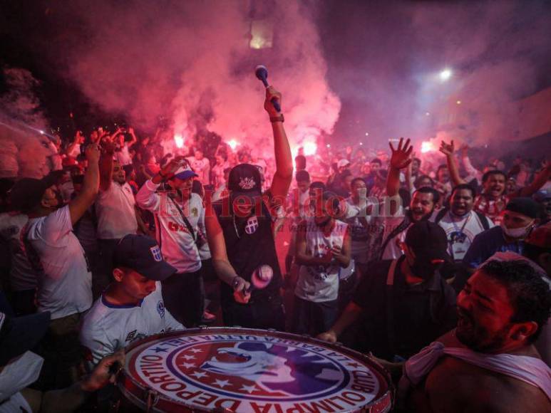 ¡Es imperdible! Así fue la espectacular llegada de la Ultra Fiel al Estadio Chelato Uclés; una celebración adelantada