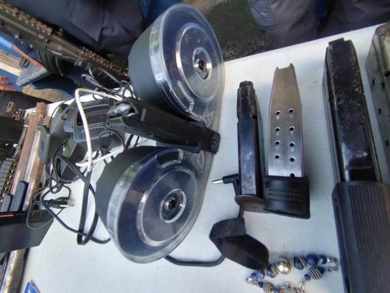 Ocho detenidos, indumentaria policial y armas de grueso calibre: así fue la operación realizada en la capital