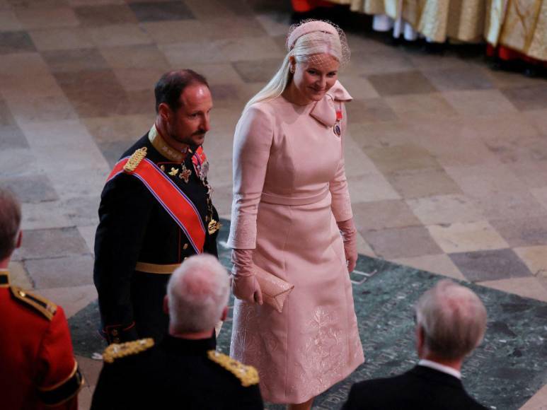 Sin coronas y colores pasteles: los mejores looks de la coronación de Carlos III