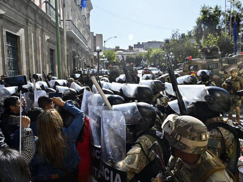 Las imágenes de los militares intentando derribar el palacio presidencial en Bolivia