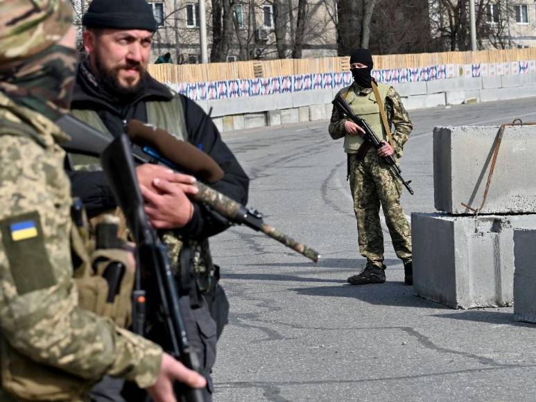 Ahora vivimos aquí” dicen los soldados rusos al invadir un pueblo ucraniano