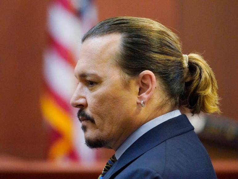 Tocando la guitarra y cantando clásicos de rock: Así espera Johnny Depp la sentencia del juicio contra Amber Heard