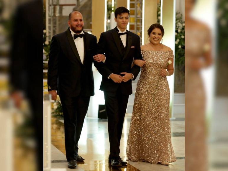 Sobriedad y elegancia en la Prom Night 2024 de Dowal School