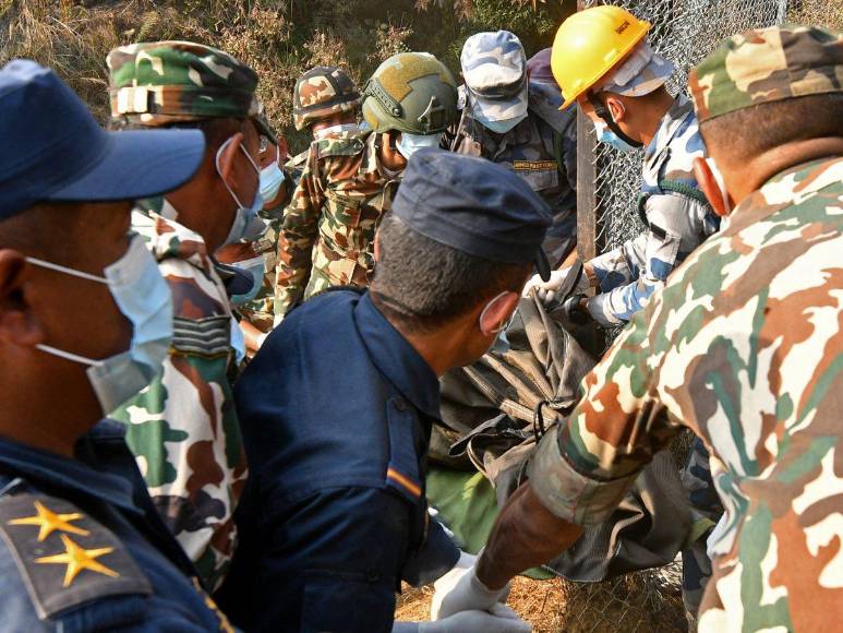 Impactantes imágenes del trágico accidente aéreo donde murieron 68 personas en Nepal