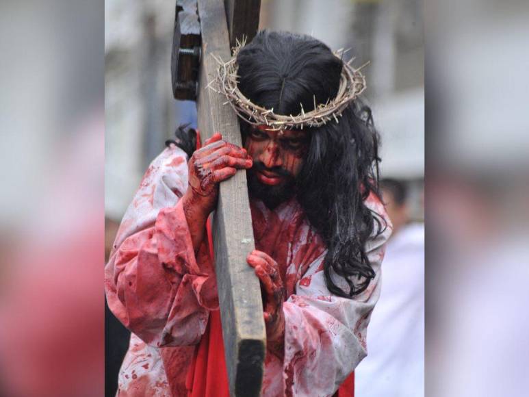 Impactante: La crucifixión de Jesús en el Vía Crucis de la iglesia El Calvario