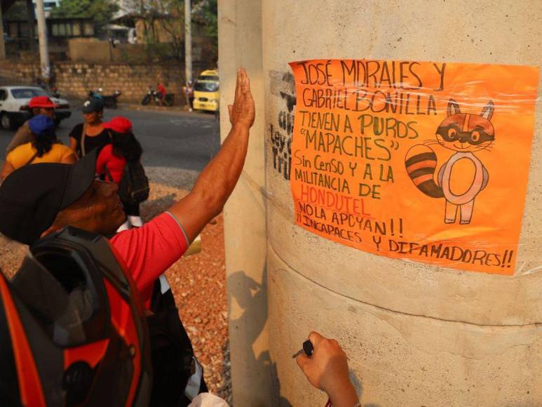 ¿Qué dicen las pancartas de los empleados en marcha del Día de los Trabajadores?