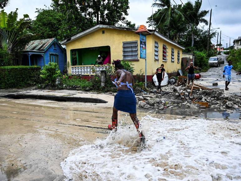 Las imágenes del impacto del huracán Beryl en tierra