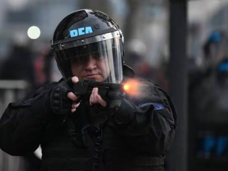 Entre disturbios y carros incendiados, manifestantes están en contra de reformas de Milei