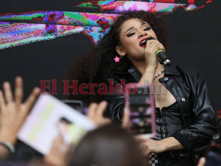 Brillante, glam y monocromático: el estilo de Cesia Sáenz en su primera rueda de prensa