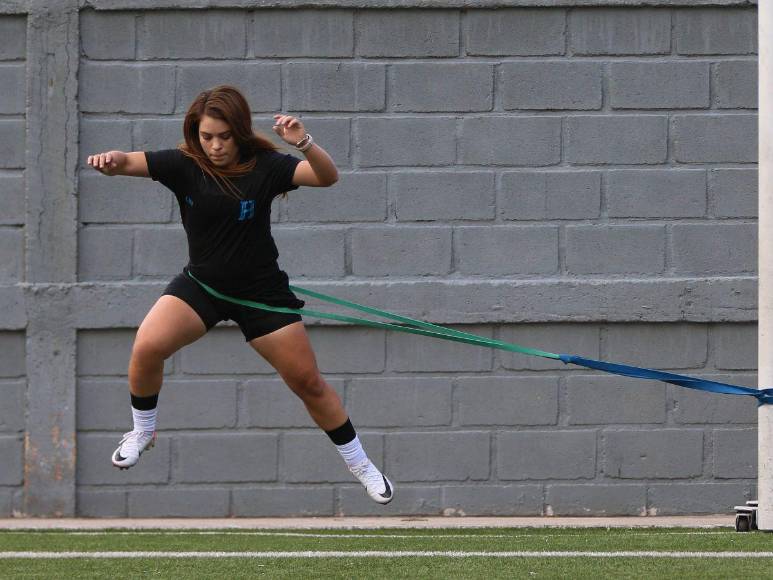 Madre de mellizos, estudiante universitaria y goleadora de la H y el Olimpia: así es la talentosa futbolista Linda Moncada