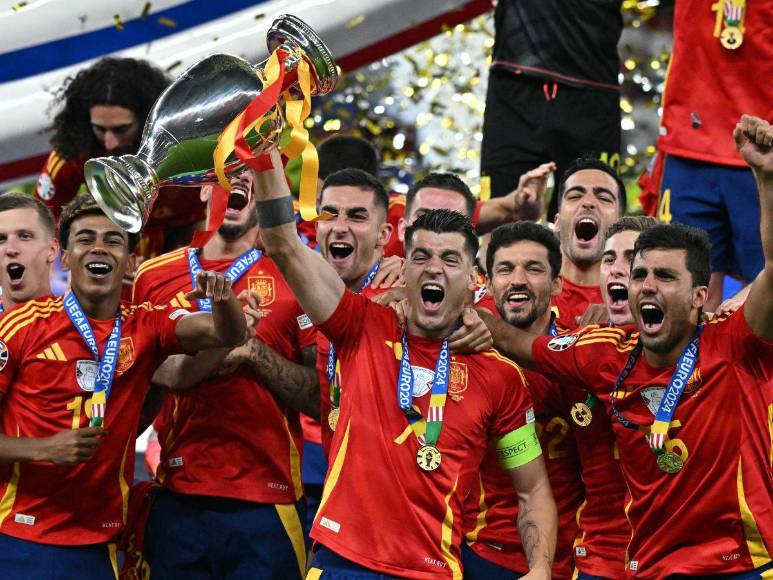 Eufórico festejo de España tras conquistar la cuarta Eurocopa de su historia