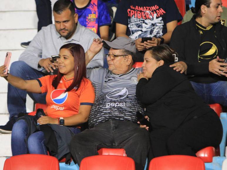 ¡Un ambiente fenomenal! Las Águilas del Motagua son recibidas por una afición viva