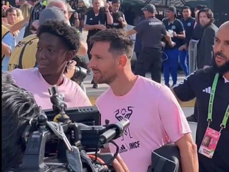 Sonriente y con “selfie” incluida con aficionados: así fue la llegada de Messi para su debut con el Inter Miami