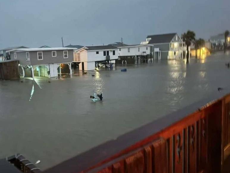 Tormenta Alberto inunda a Surfside Beach en Texas y avanza hacia México