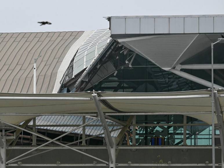 Un muerto y varios heridos tras derrumbarse techo en aeropuerto de India por lluvias