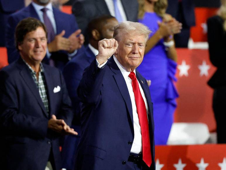 Entre aplausos y con la oreja vendada: Trump asiste a convención republicana
