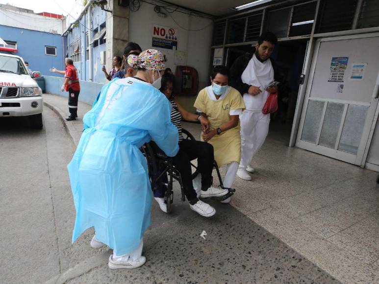 Heridos de accidente en carretera a Olancho llegan en ambulancia al HE