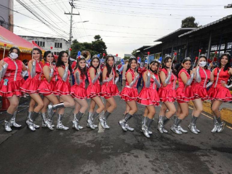 Faldas vaporosas y variedad de rojos, los trajes favoritos de las palillonas en Honduras