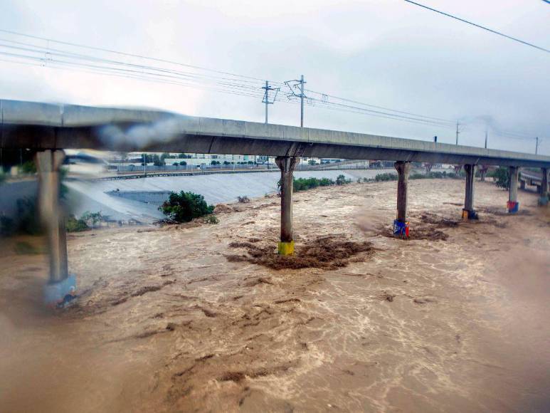 Muertos, calles inundadas y árboles caídos provoca tormenta Alberto en México