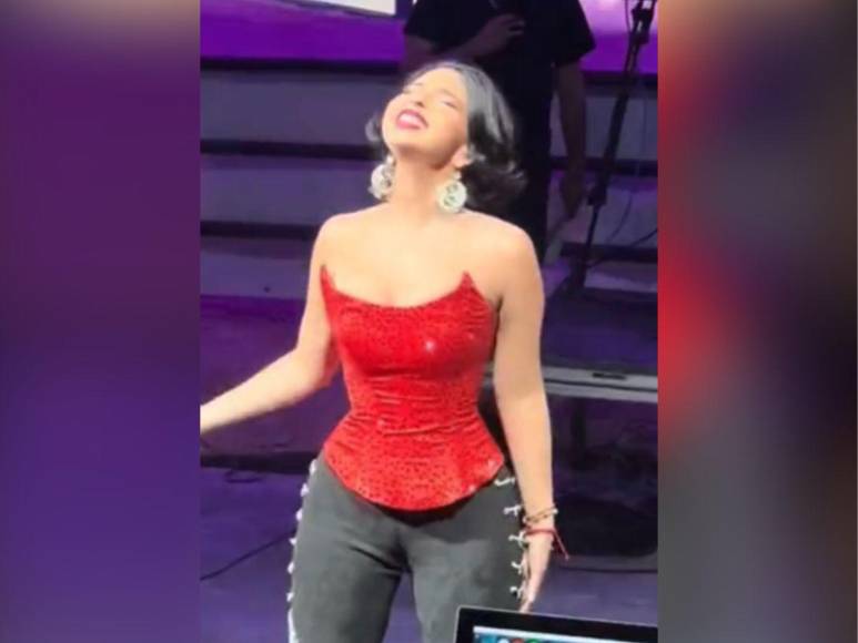 ¿La cantante Ángela Aguilar usa almohadillas para marcar su figura? Esto se sabe