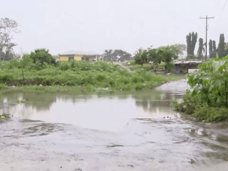 Ríos desbordados, inundaciones y sectores incomunicados por fuertes lluvias en Honduras