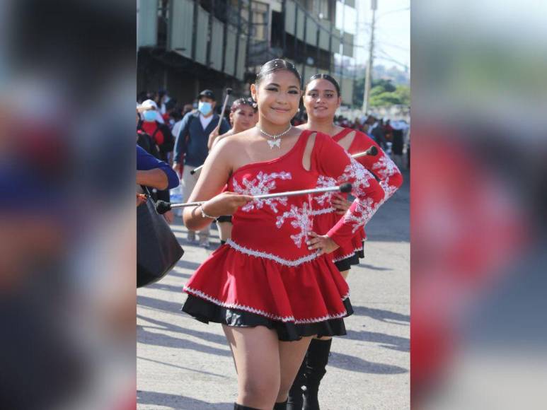Faldas vaporosas y variedad de rojos, los trajes favoritos de las palillonas en Honduras