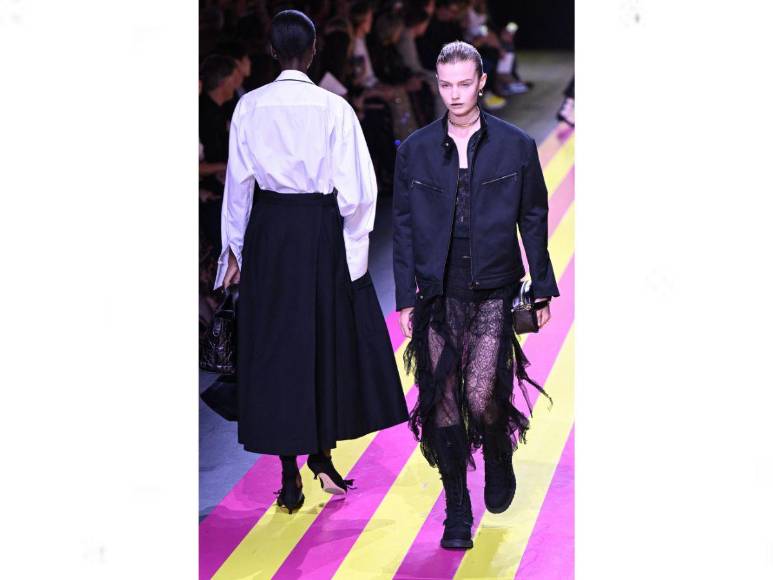 Dior sorprende con un desfile feminista y colorido pero con modelos sobrios