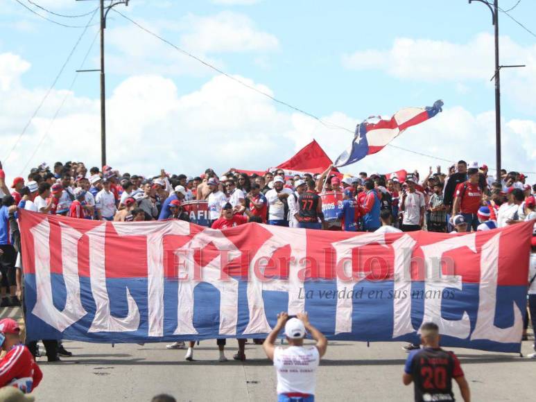 Pasión y amor por los colores: El carnaval de la Ultra Fiel previo al clásico Olimpia vs Real España