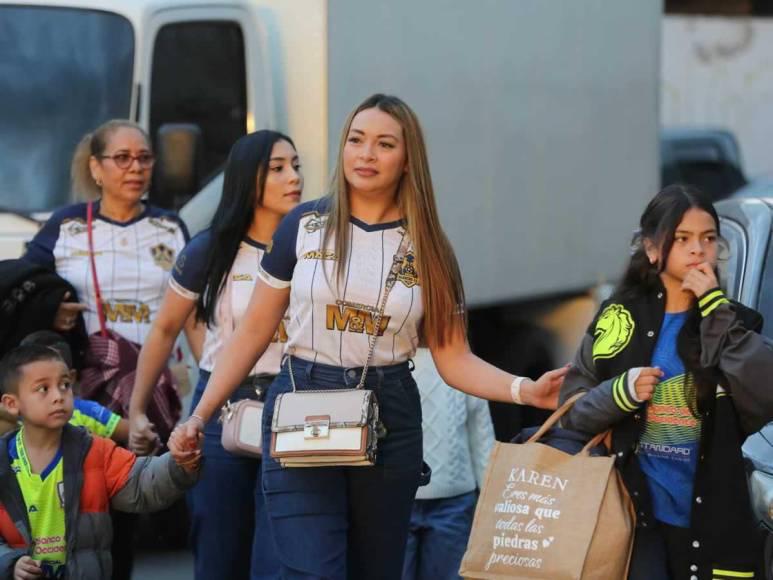 Bellas damas engalanaron el Olancho FC vs Olimpia: Esposa de futbolista causó furor Bellas damas engalanaron el Olancho FC vs Olimpia: Esposa de futbolista causó furor