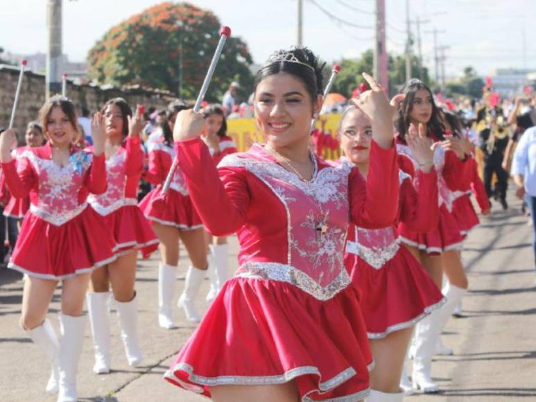 Faldas vaporosas y variedad de rojos, los trajes favoritos de las palillonas en Honduras